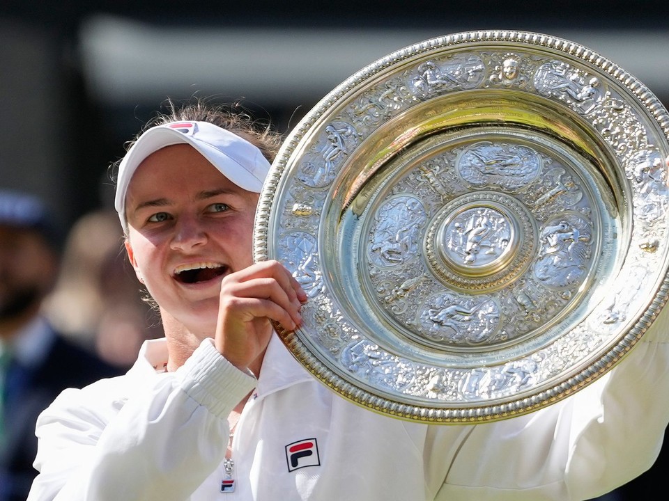 Barbora Krejčíková s trofejou po triumfe vo Wimbledone 2024.