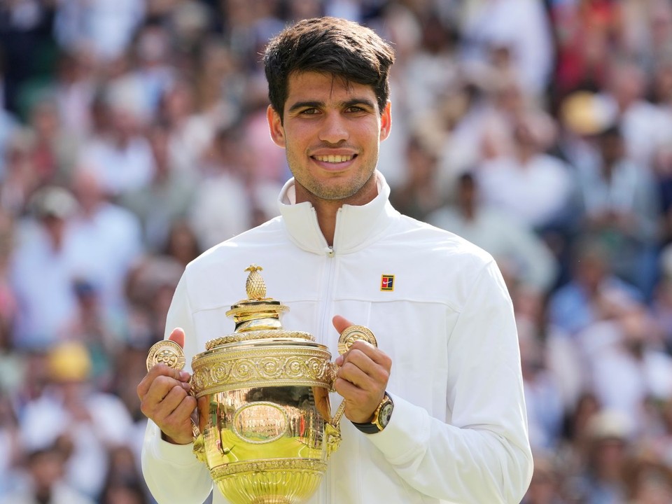 Carlos Alcaraz s trofejou pre víťaza Wimbledonu v roku 2024. 