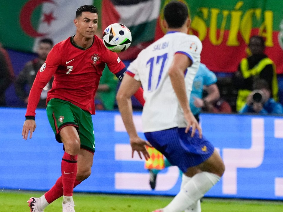 Cristiano Ronaldo a William Saliba v zápase Portugalsko - Francúzsko na EURO 2024.