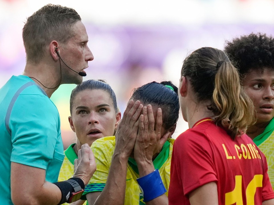 Brazílska futbalistka Marta si zakrýva tvár v dlaniach po tom, čo dostala červenú kartu.