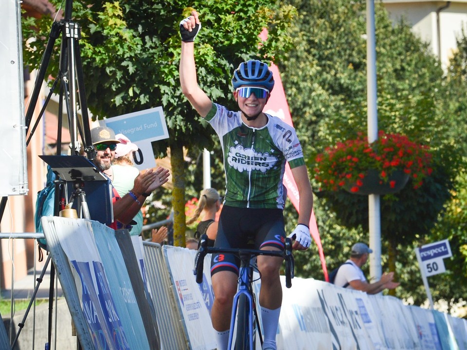 Slovenská cyklista Viktória Chladoňová vyhrala preteky V4 v Novej Bani 2024.
