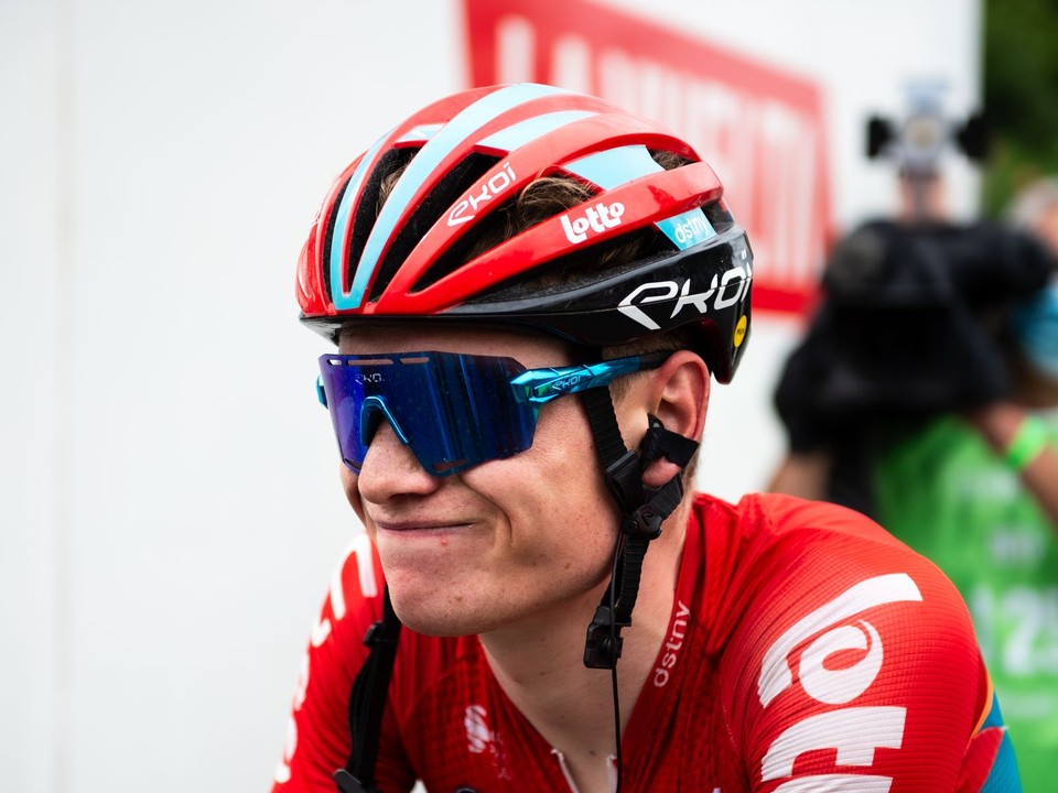 Belgický cyklista Lennert Van Eetvelt v drese tímu Lotto.