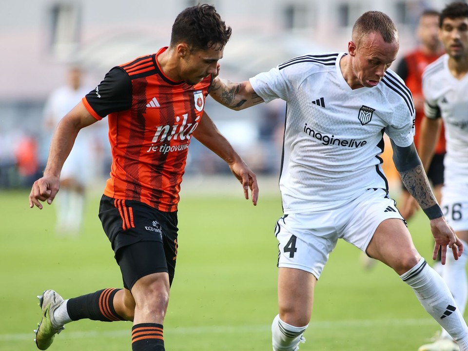 Martin Gomola (vľavo) a Gudmundur Thórarinsson v zápasae MFK Ružomberok - FC Noah v odvete play-off Konferenčnej ligy.