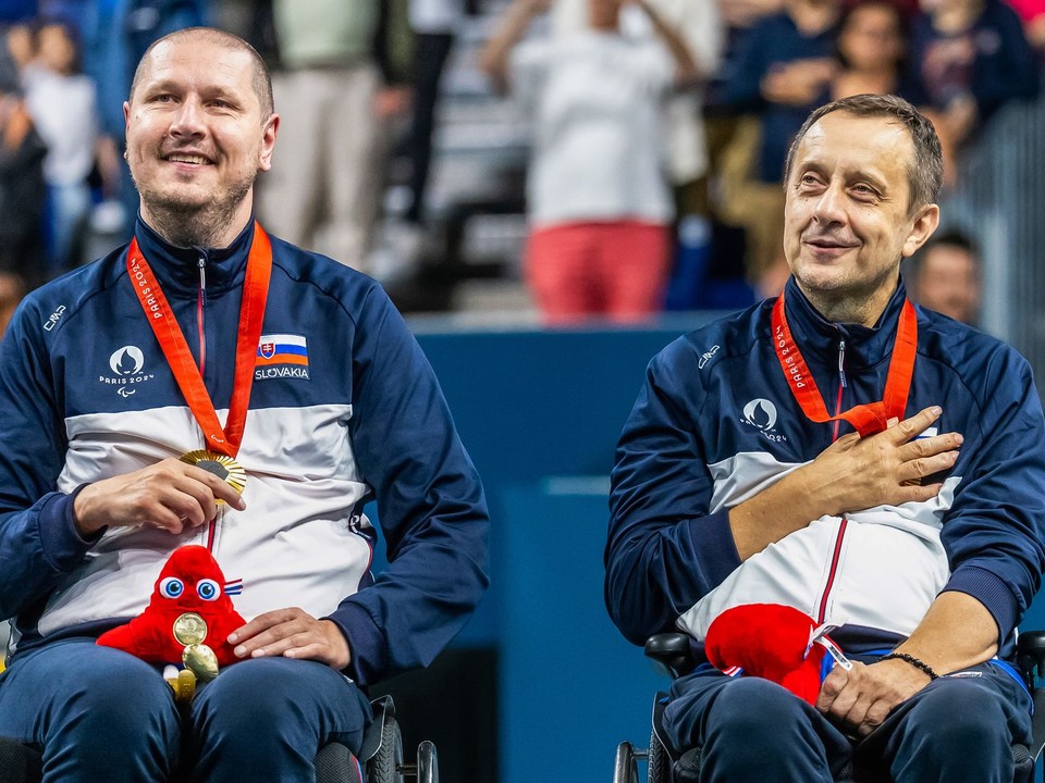 Na snímke slovenskí reprezentanti v parastolnom tenise Peter Lovaš (vľavo) a Ján Riapoš.
