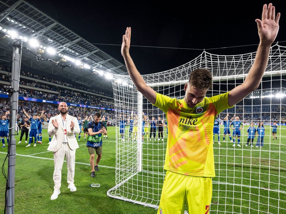 Dominik Takáč ďakuje fanúšikom po zápase Slovan - Midtjyllad