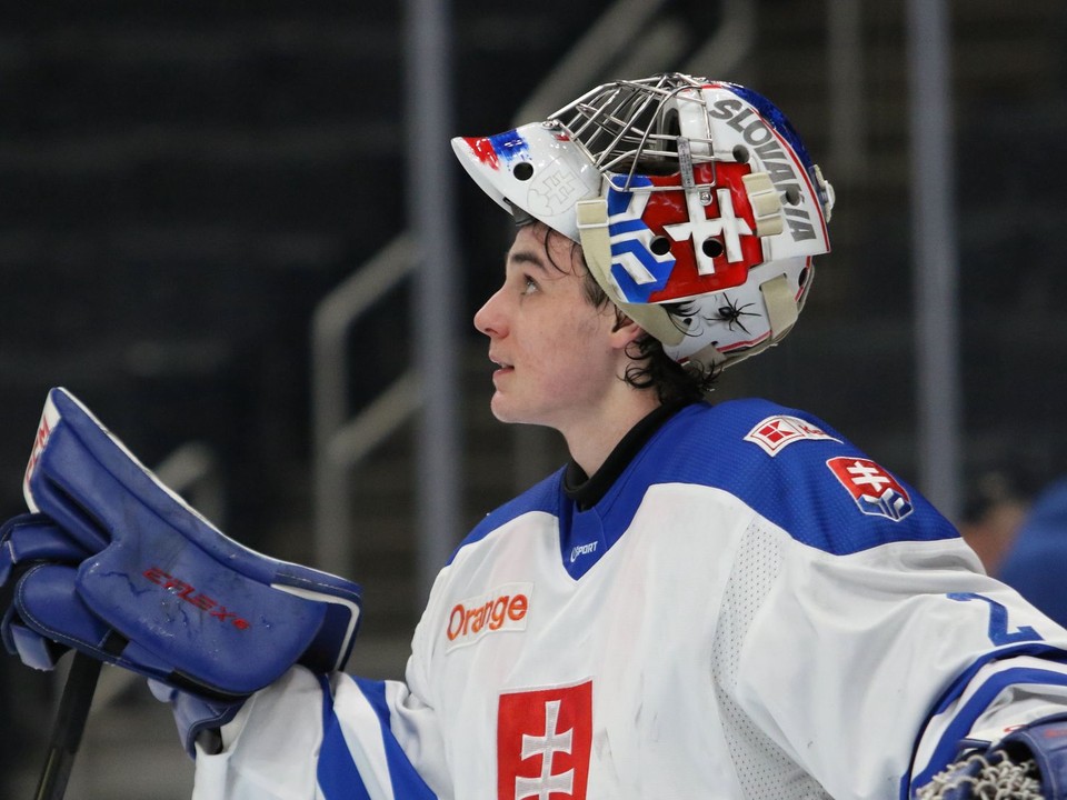 Brankár Michal Prádel v zápase Slovensko - Švédsko na Hlinka Gretzky Cup 2024.