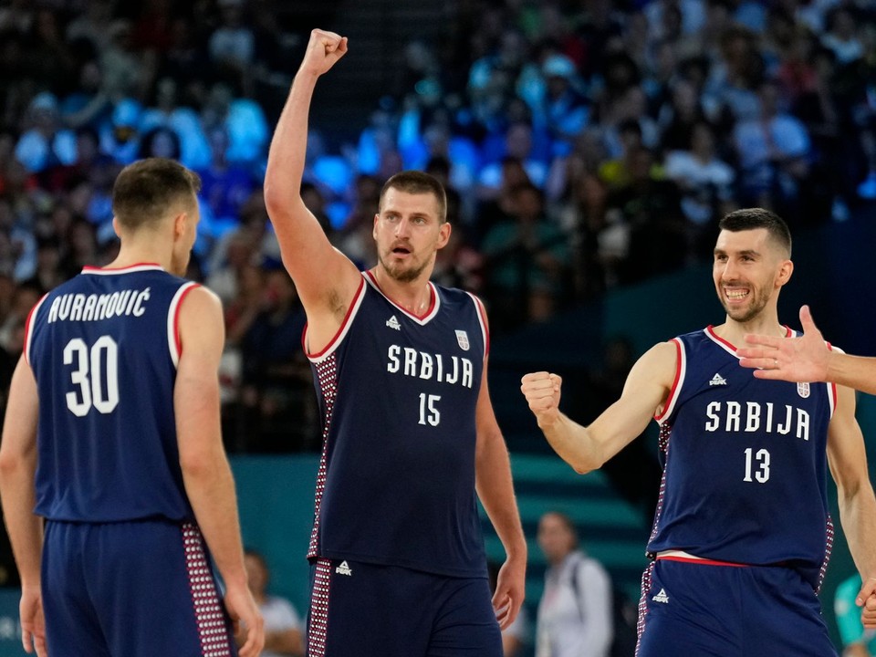 Srbskí basketbalisti oslavujú zisk bronzu na OH 2024.