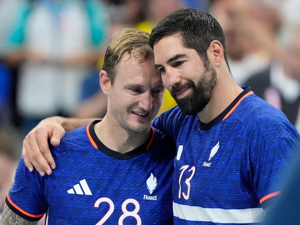 Nikola Karabatič (vpravo) v objatí so spoluhráčom