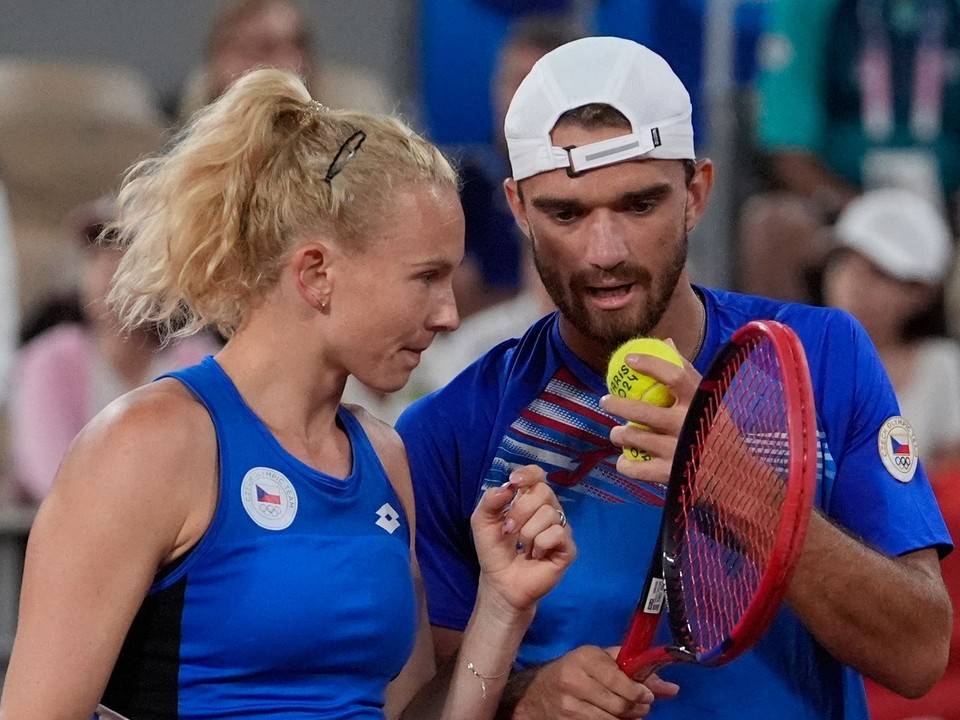 Českí tenisti Kateřina Siniaková a Tomáš Macháč počas mixu na OH v Paríži 2024.
