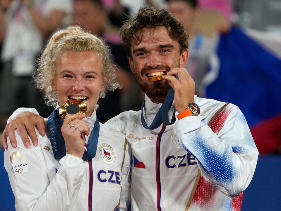 Českí tenisti Tomáš Macháč a Kateřina Siniaková ovládli mix na OH v Paríži 2024.