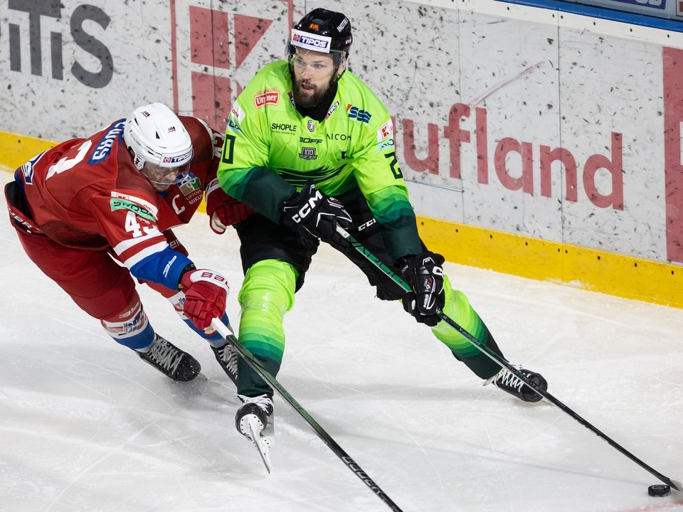 Peter Galamboš (Žilina) a Martin Réway (Liptovský Mikuláš) v zápase 1. kola hokejovej Tipos extraligy Vlci Žilina - HK 32 Liptovský Mikuláš.