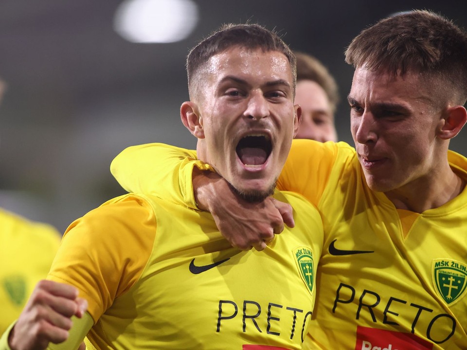 Na snímke zľava Adrián Kaprálik a Mário Sauer (obidvaja Žilina).