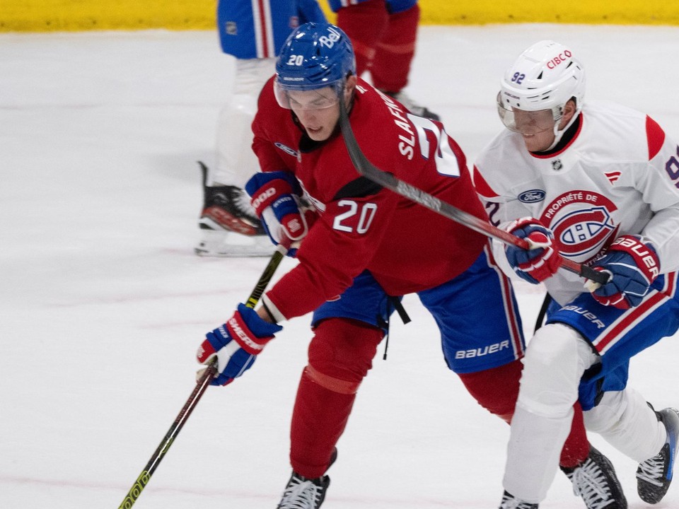 Juraj Slafkovský (vľavo) a Patrik Laine počas predsezónneho kempu Montrealu Canadiens.