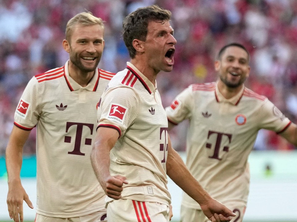 Thomas Müller oslavuje gól do siete Freiburgu.