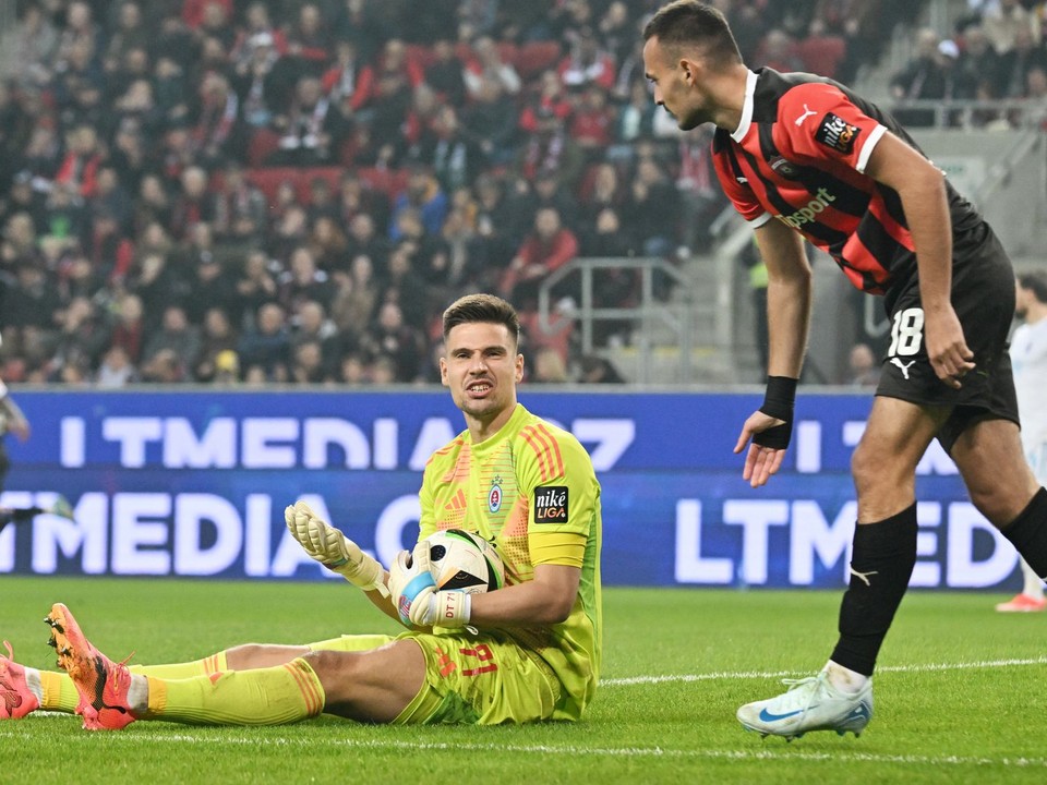 Brankár Slovana Dominik Takáč a hráč Spartaka Martin Šulek počas zápasu 11. kola futbalovej Niké ligy.