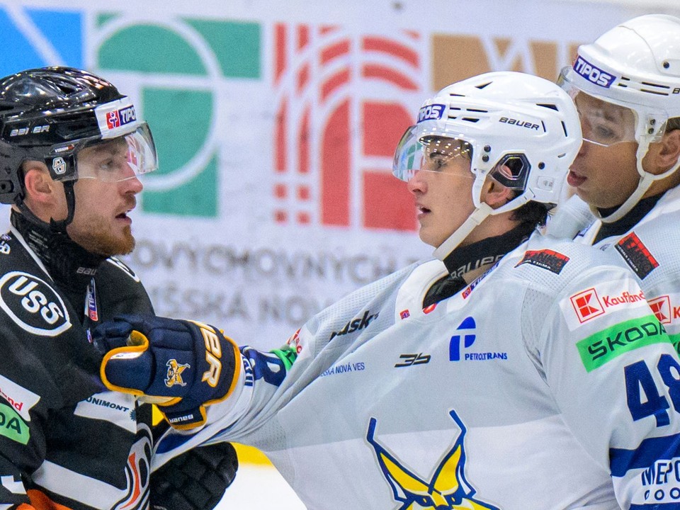 Na snímke malá potýčka hráčov, zľava Tomáš Mikúš (Košice), Samuel Barcík, Stephen Harper (obaja Spišská Nová Ves).