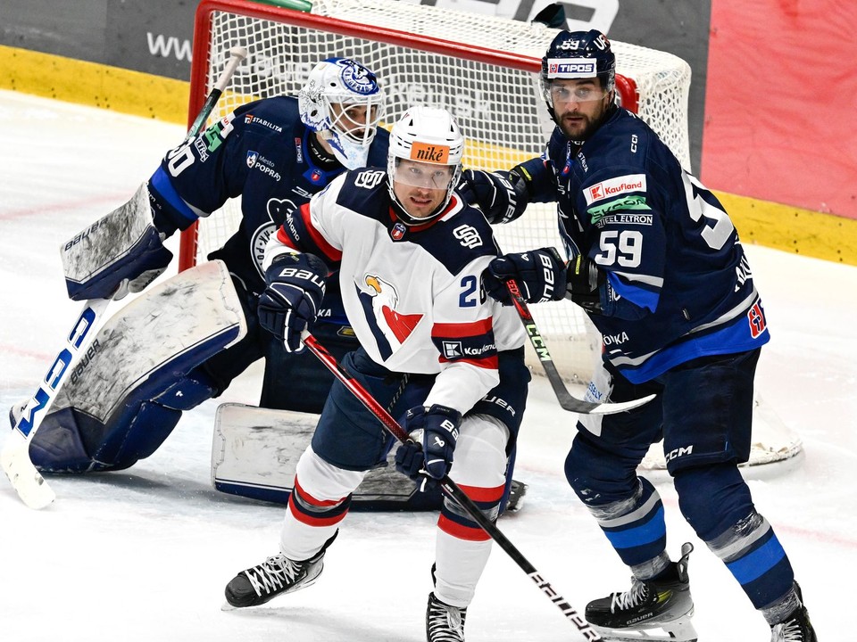 Richard Pánik (v strede) v drese HC Slovan Bratislava v Tipos extralige.