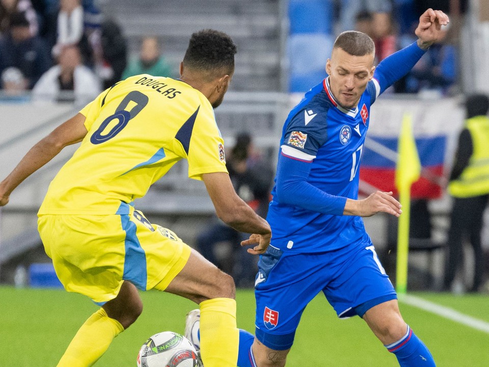 Lukáš Haraslín a Alex Douglas v zápase Ligy národov Slovensko - Švédsko. 