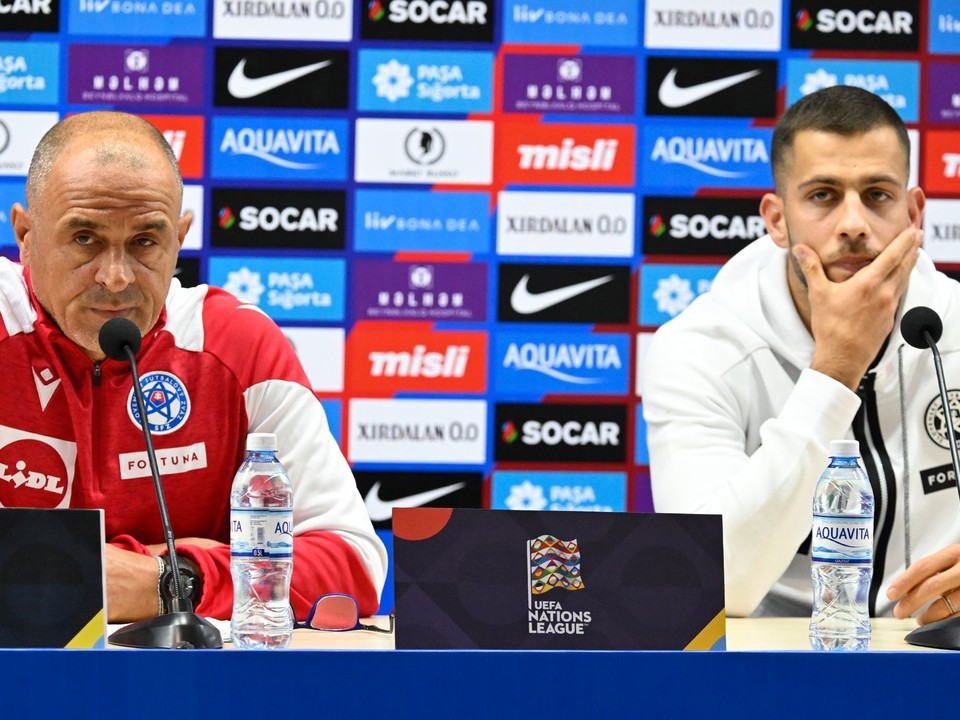 Tréner slovenskej futbalovej reprezentácie Francesco Calzona a hráč Dávid Hancko.