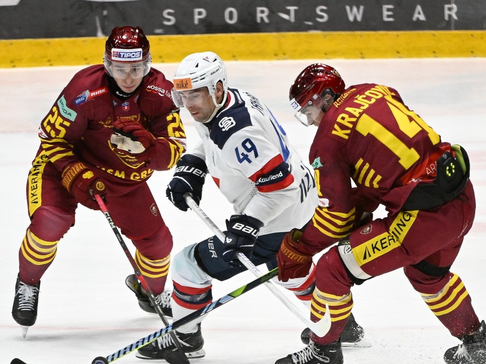 Samuel Takáč (Slovan), vpravo Andrej Krajčovič a vľavo Quinn Schmiemann (obaja Trenčín).