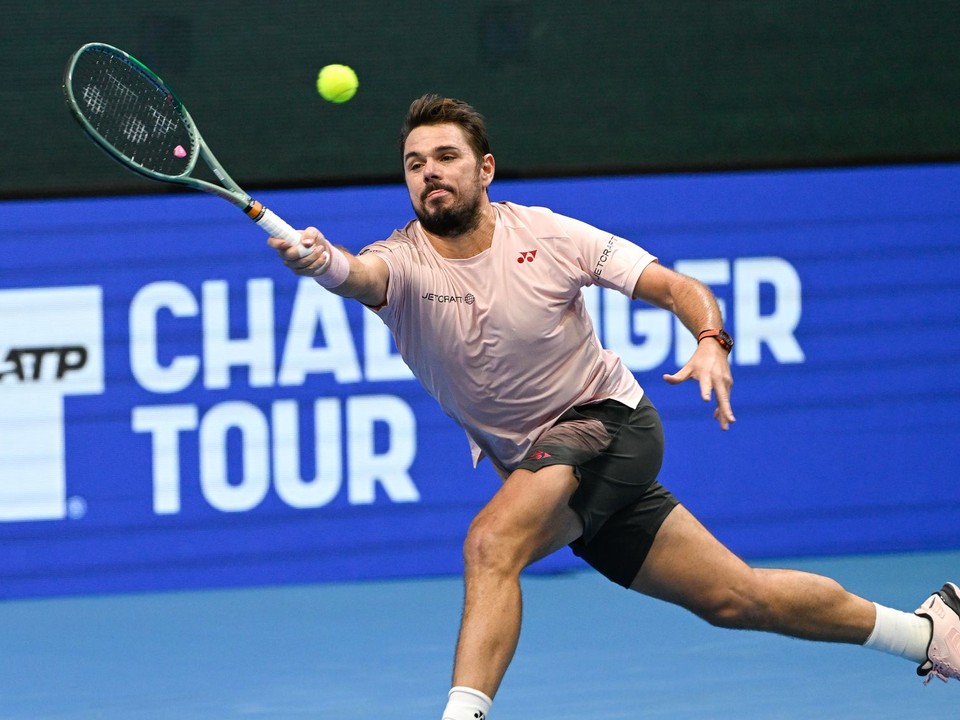 Švajčiarsky tenista Stan Wawrinka odvracia loptičku Nemcovi Maximilianovi Martererovi.