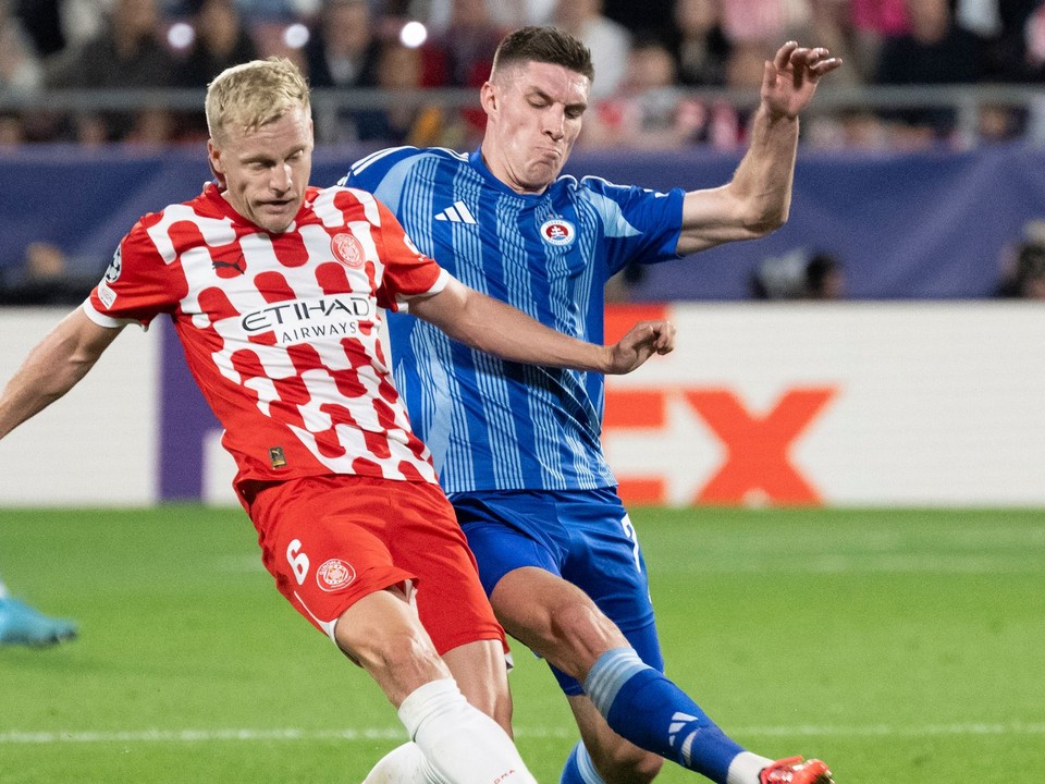 Kevin Wimmer (vpravo) a Donny van de Beek v zápase Girona FC - ŠK Slovan Bratislava v 3. kole ligovej fázy Ligy majstrov.