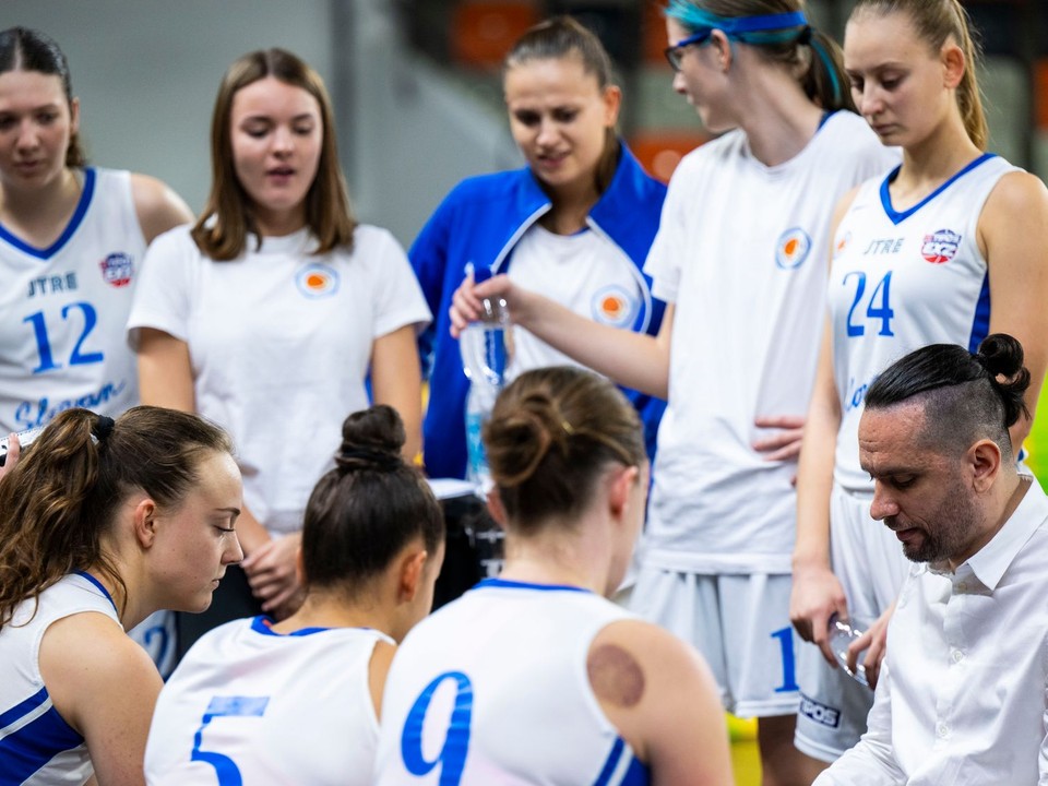 Tréner BK Slovan Bratislava Aleksandar Tomič hovorí s hráčkami.