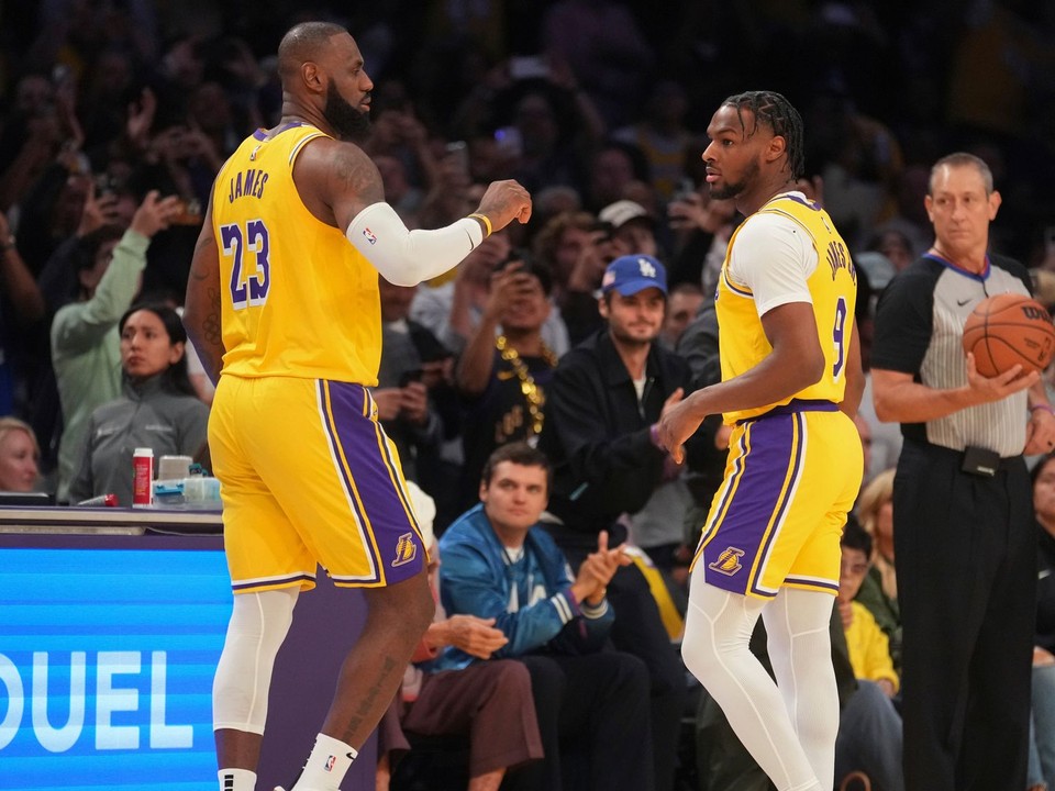 LeBron James (23) a Bronny James (9).