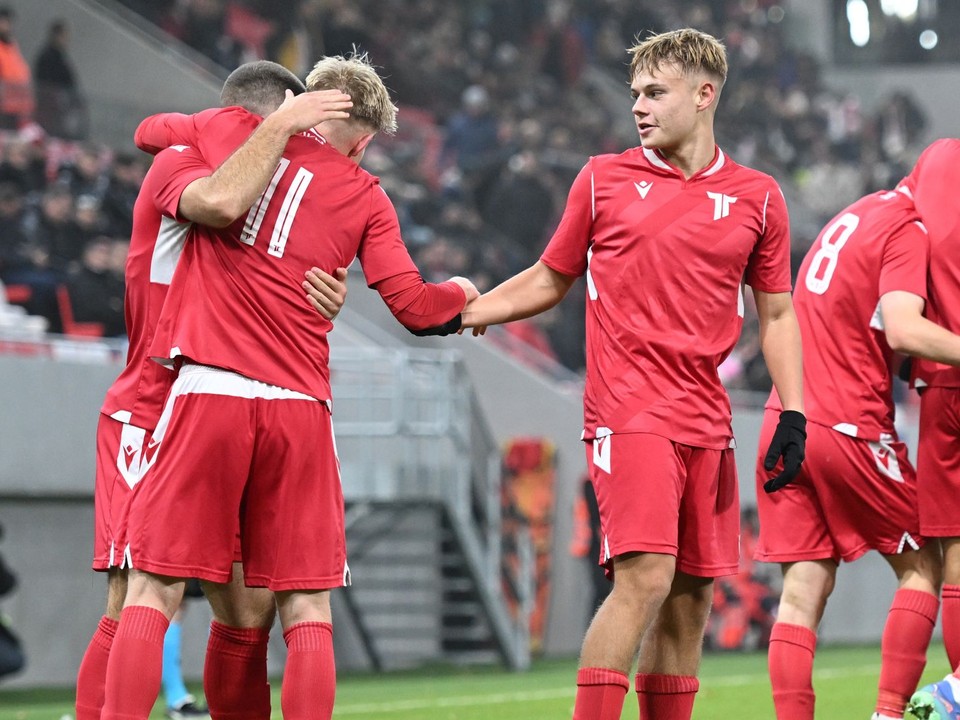 Futbalisti AS Trenčín oslavujú gól do siete Olympiakosu Pireus.