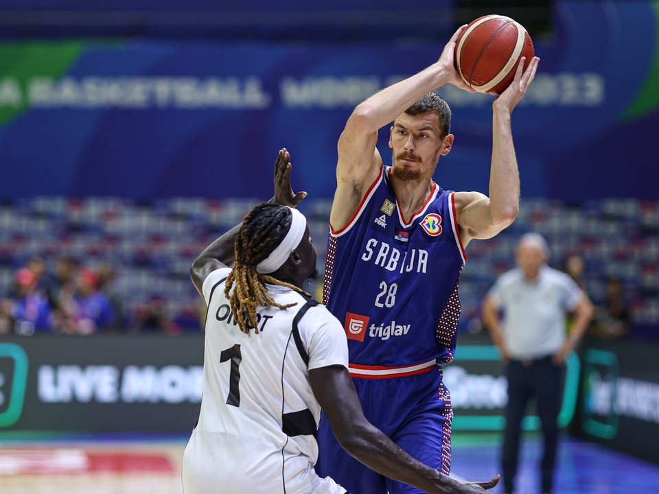 Boriša Simanič (vpravo) a Nuni Omot v zápase Srbsko - Južný Sudán na MS v basketbale 2023.