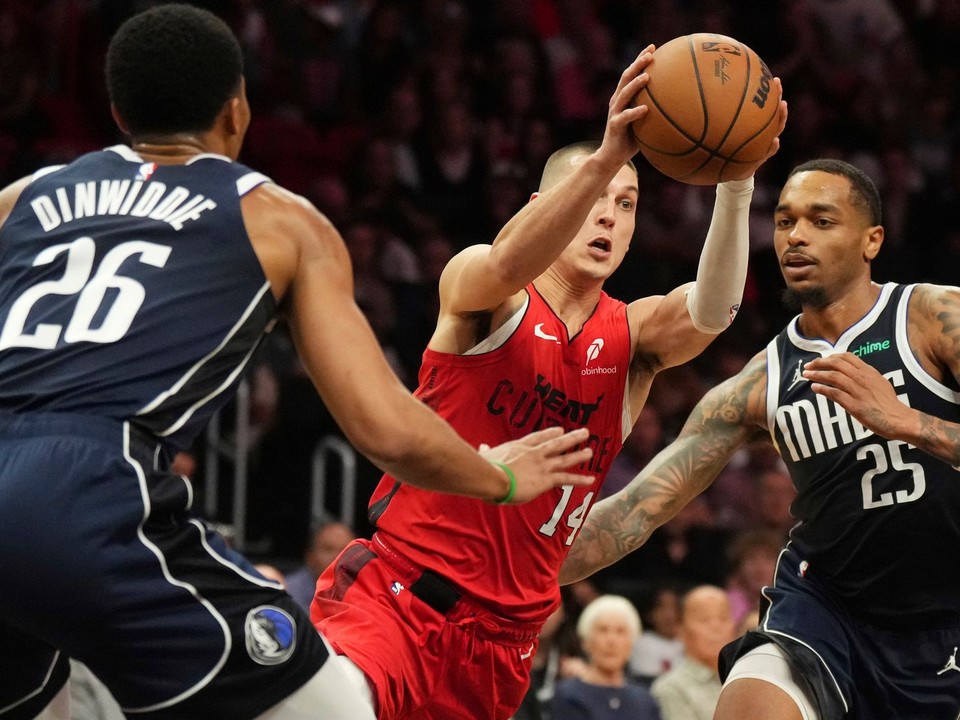 Tyler Herro (v strede), P. J. Washington (vpravo) a Spencer Dinwiddie v zápase NBA Miami Heat - Dallas Mavericks.