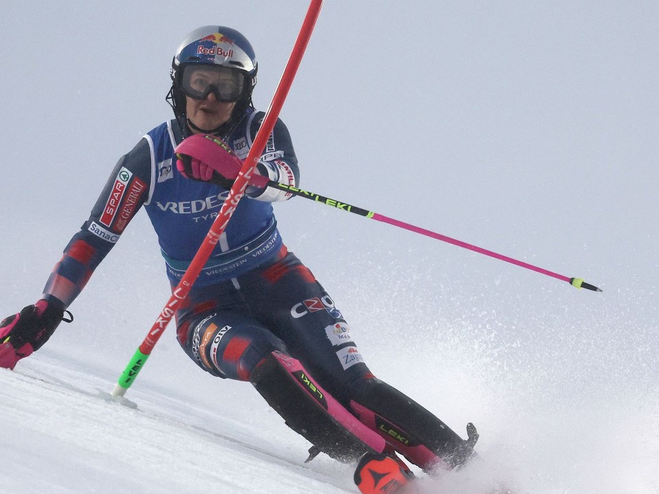 ONLINE: Slalom žien v stredisku Kranjska Gora dnes, Svetový pohár LIVE - 2. kolo. Vedú spoločne Wendy Holdenerová a Zrinka Ljutičová.