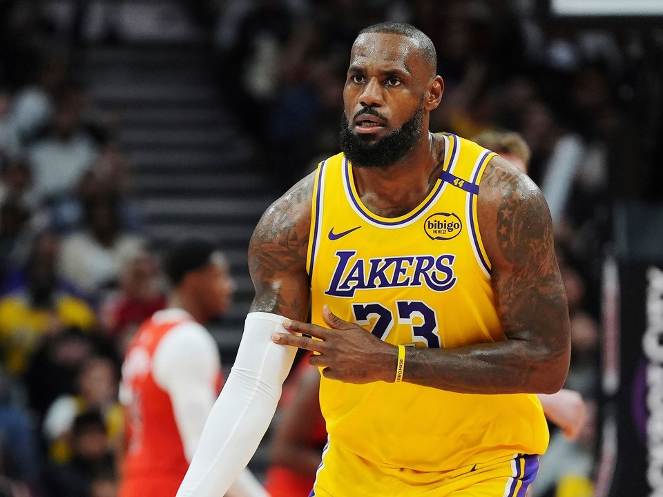 LeBron James v drese Los Angeles Lakers.