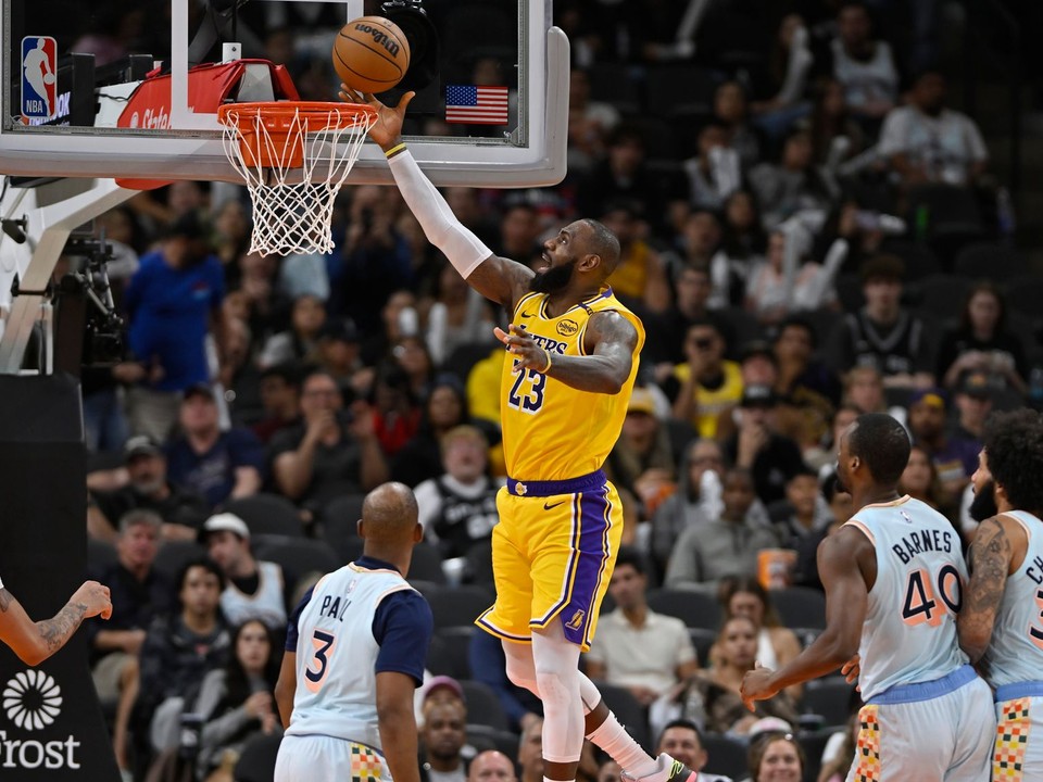 LeBron James v zápase NBA San Antonio Spurs - Los Angeles Lakers.