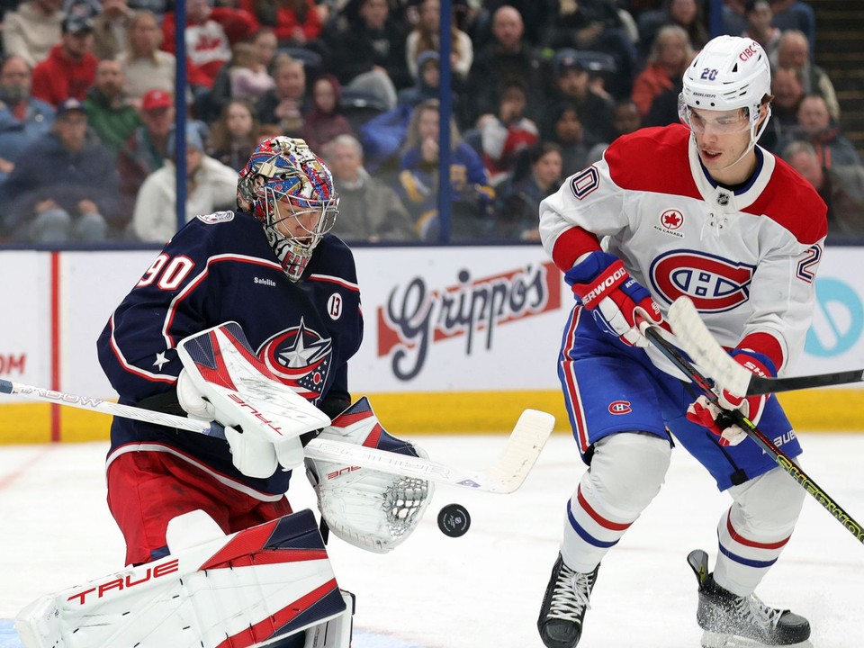 Juraj Slafkovský a brankár Columbusu Blue Jackets Elvis Merzlikins.