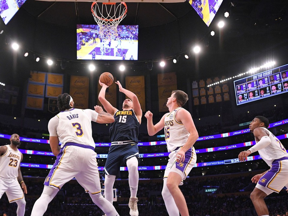 Nikola Jokič, LeBron James, Anthony Davis, Austin Reaves a Rui Hačimura v zápase NBA Los Angeles Lakers - Denver Nuggets.