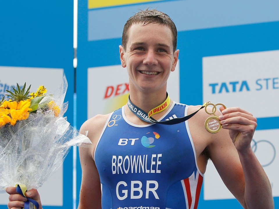 Alistair Brownlee so zlatou medailou na MS v triatlone 2011.