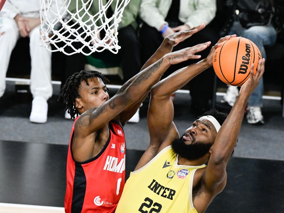 Sprava Rodney Laurent Gunn (Inter) a Brandon Eric Rush (Komárno) v zápase 18. kola Tipos SBL Inter Bratislava - BC Komárno.