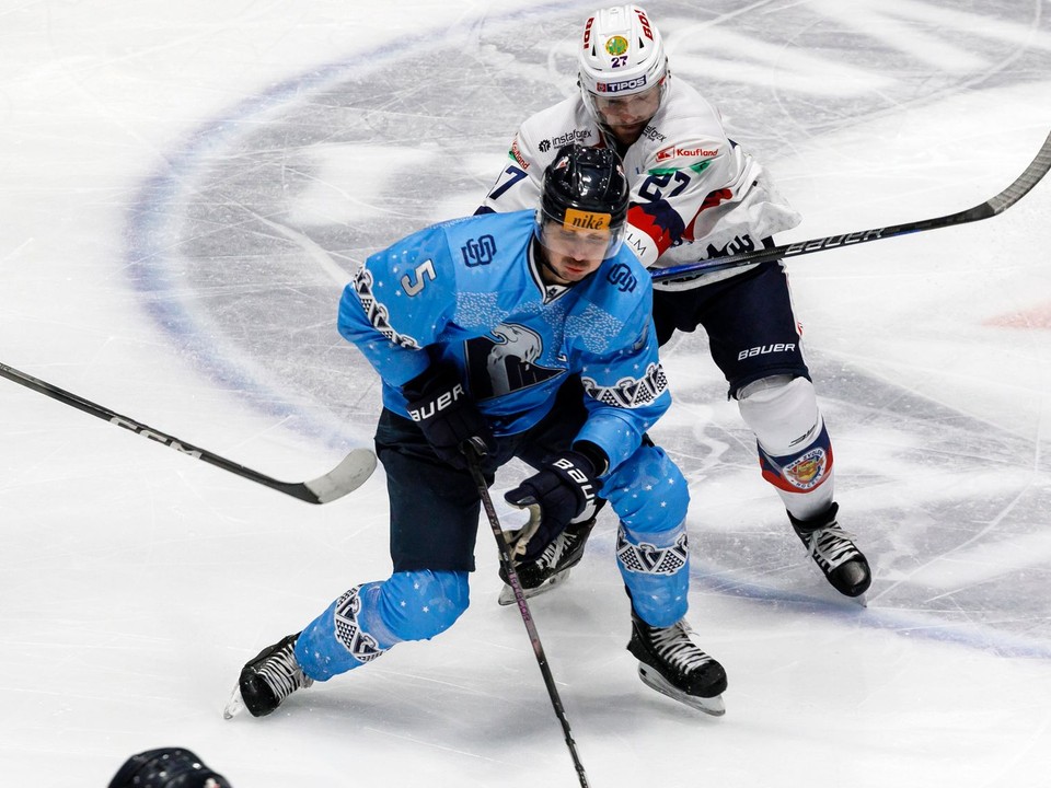 Patrik Bačik a Zack Andrusiak (hore) v zápase HC Slovan Bratislava - HKM Zvolen v 31. kole Tipos extraligy.