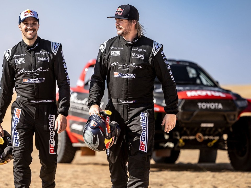 Sam Sunderland a Toby Price budú na Rely Dakar súťažiť v kategórii automobilov.