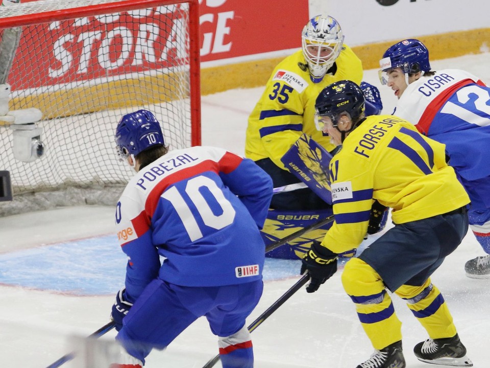 Tomas Pobežal (vľavo) a Peter Cisár (vpravo) v zápase Slovensko - Švédsko na MS U20 2025