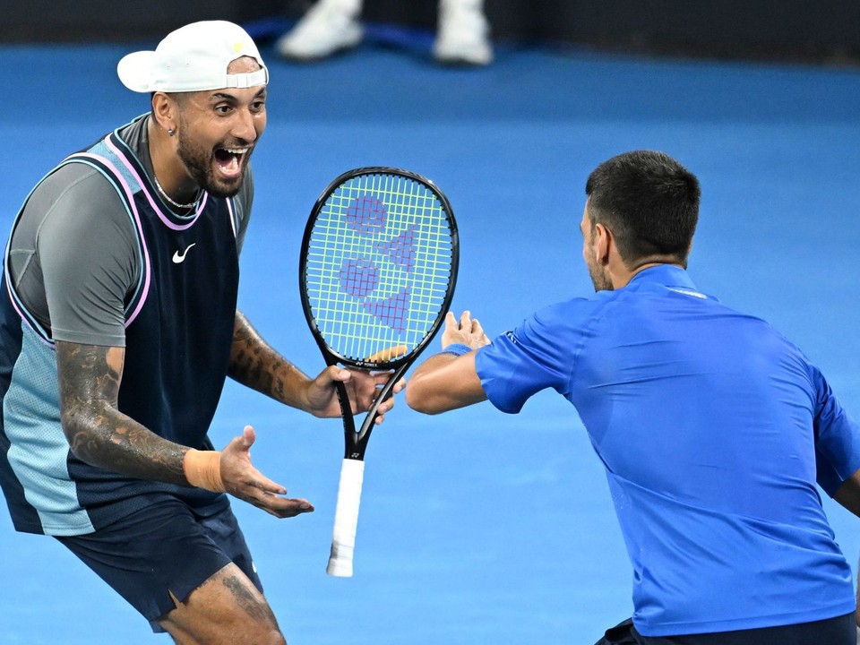 Nick Kyrgios (vľavo) a Novak Djokovič.