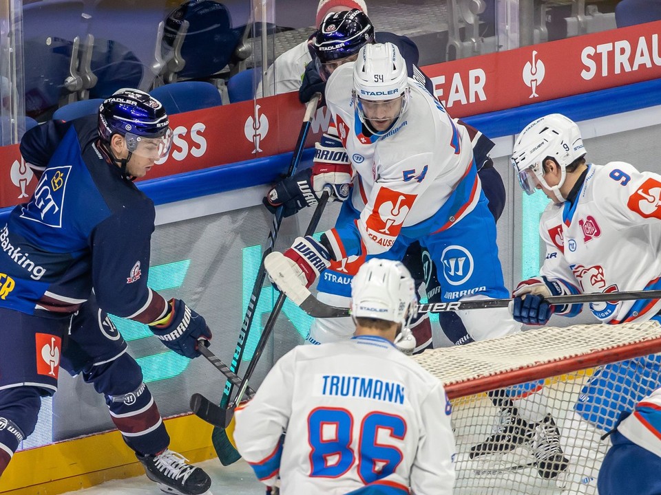 Fotka zo zápasu Eisbären Berlín - ZSC Lions Zürich.