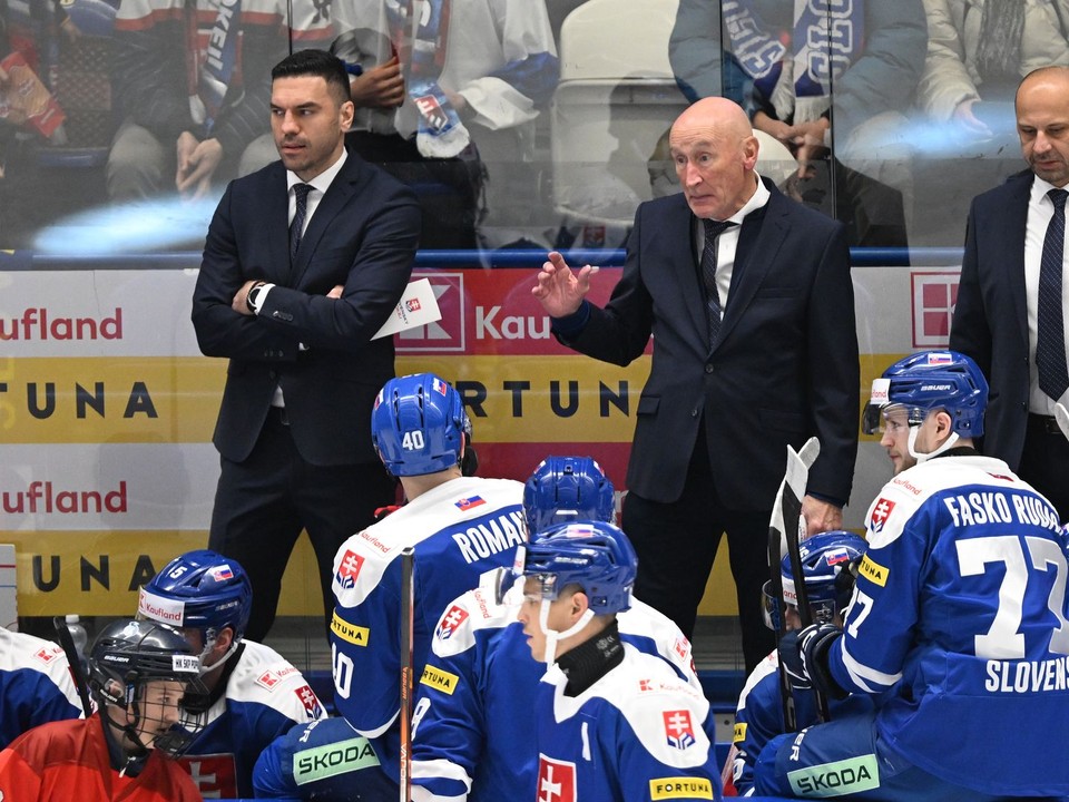 Hlavný tréner slovenskej hokejovej reprezentácie Craig Ramsay na striedačke.