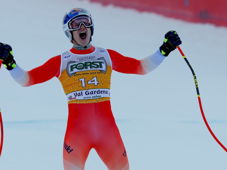 Marco Odermatt oslavuje v cieli zjazdu vo Val Gardene