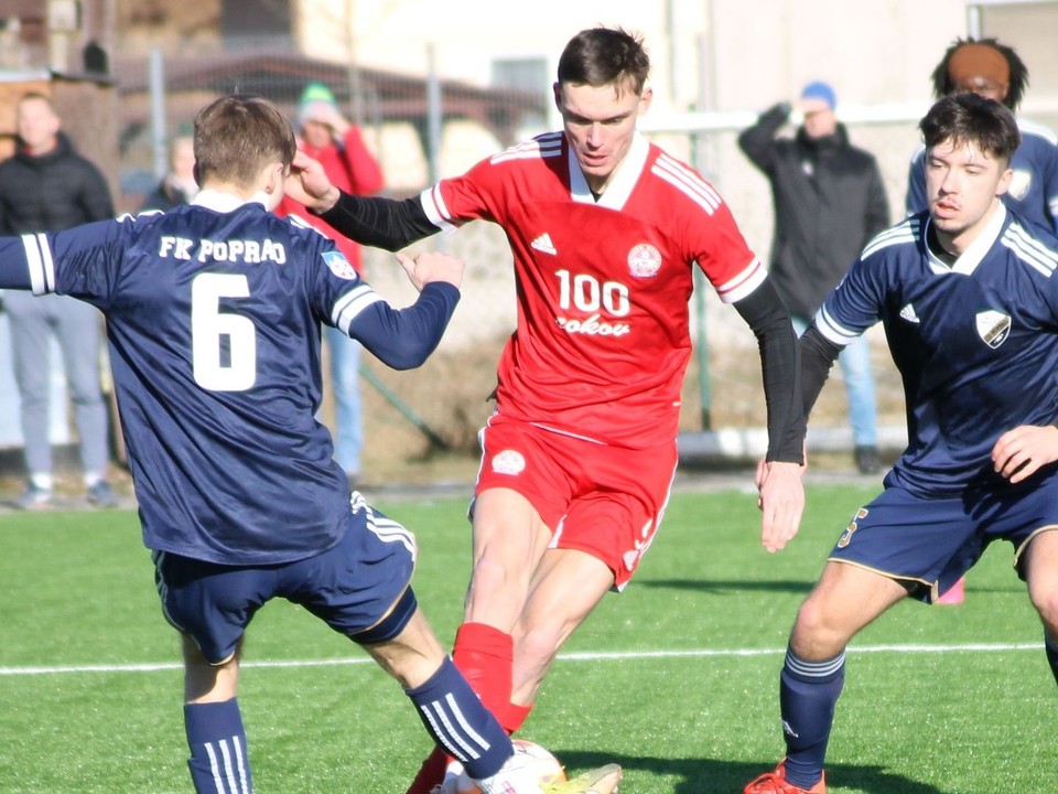 Jakub Štefančin (v strede) v zápase  Partizán Bardejov - FK Poprad v III. lige Východ.