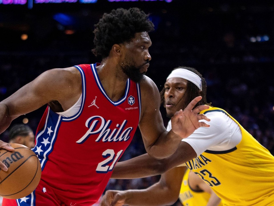 Joel Embiid v zápase proti Indiana Pacers.