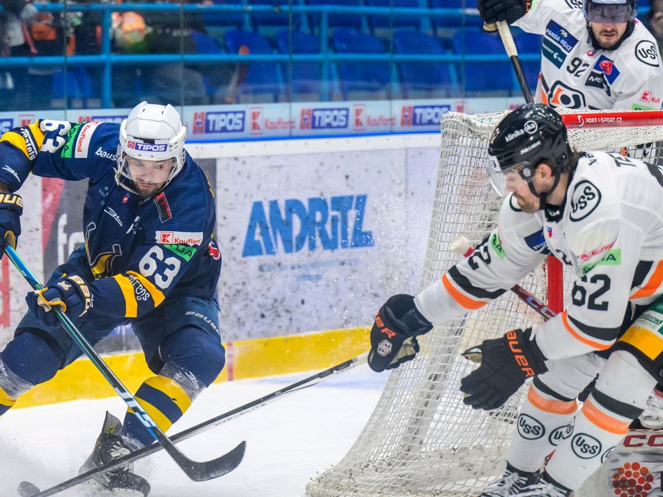 Michael Vandas (vľavo) a Josh Teves v zápase HK Spišská Nová Ves - HC Košice v 36. kole Tipos extraligy.