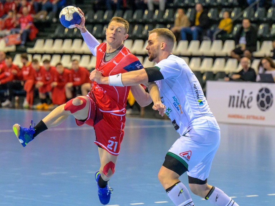 Ľubomír Ďuriš (vľavo) a Jakub Kravčák v zápase Tatran Prešov - MŠK Považská Bystrica v 14. kole Niké Handball extraligy.