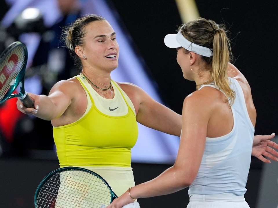 Aryna Sabalenková objíma Paulu Badosovú po semifinále Australian Open 2025.